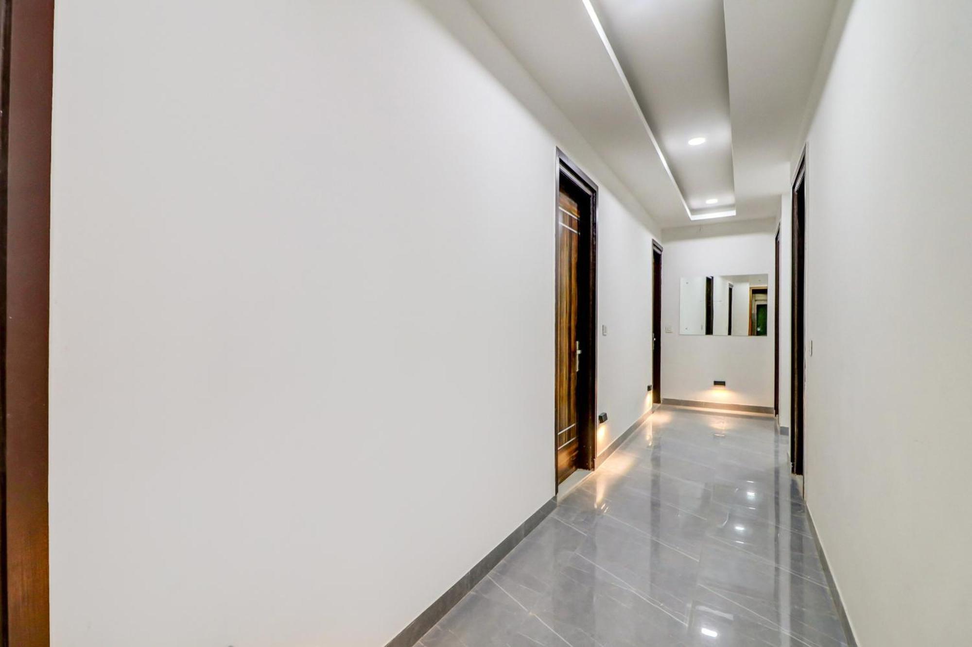 Capital O 80318 Hotel Sai Plaza Nuova Delhi Esterno foto
