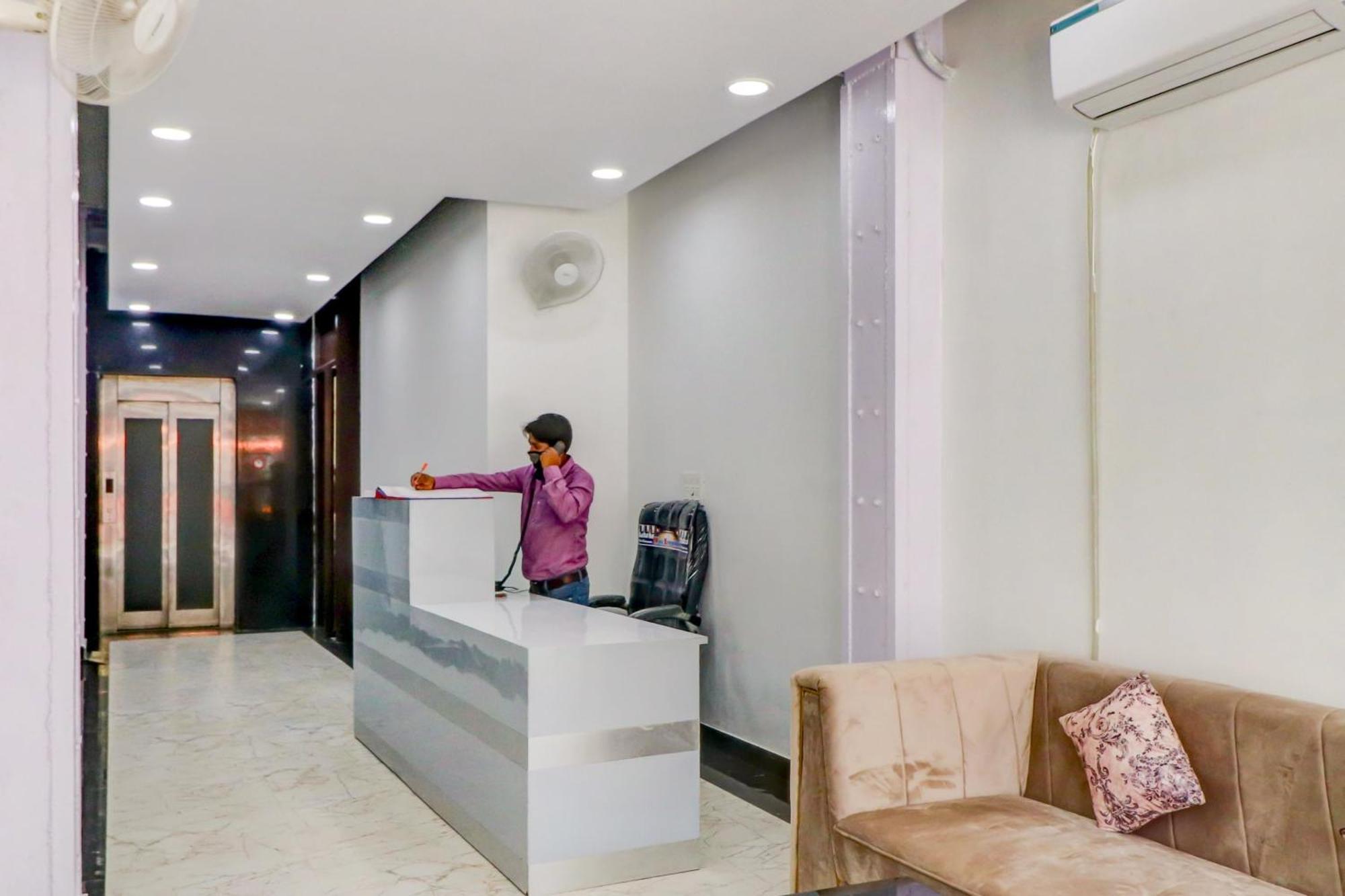 Capital O 80318 Hotel Sai Plaza Nuova Delhi Esterno foto