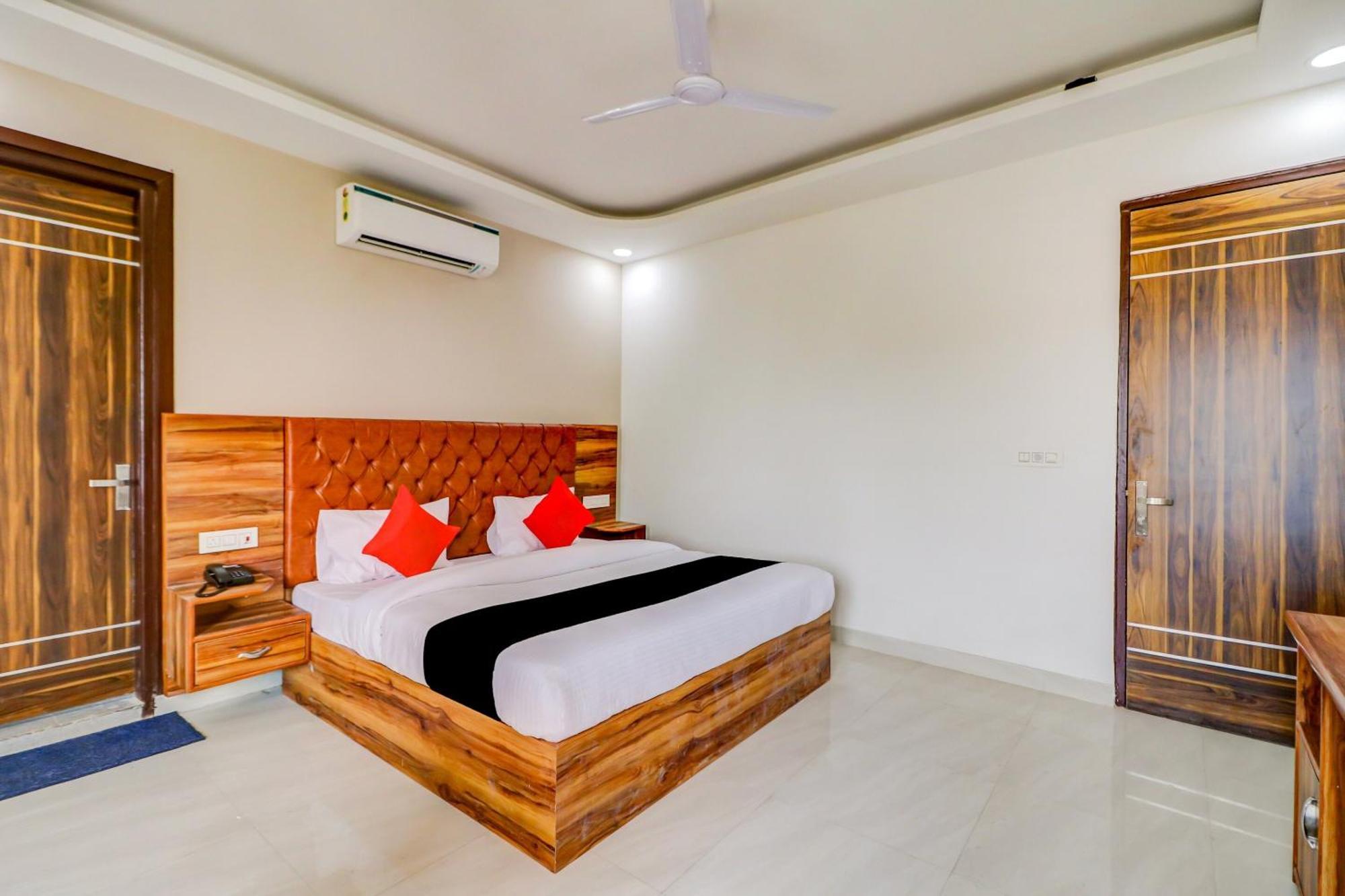 Capital O 80318 Hotel Sai Plaza Nuova Delhi Esterno foto