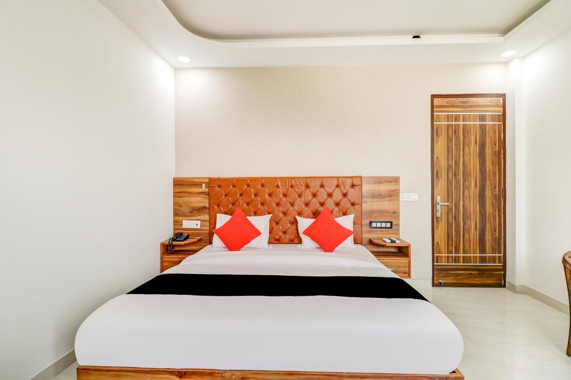 Capital O 80318 Hotel Sai Plaza Nuova Delhi Esterno foto