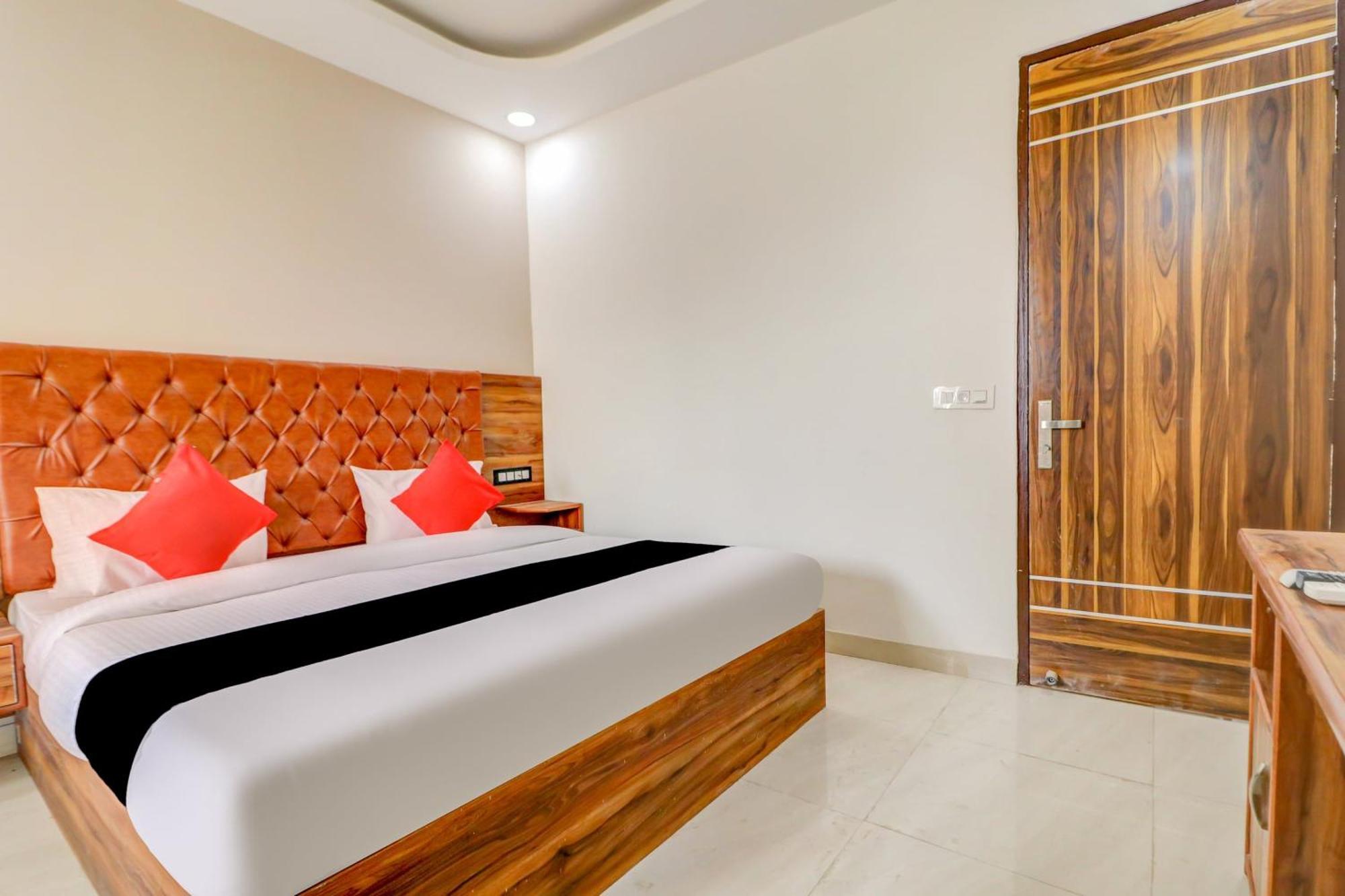 Capital O 80318 Hotel Sai Plaza Nuova Delhi Esterno foto